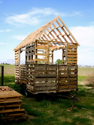tiny-free-pallet-house-300x400