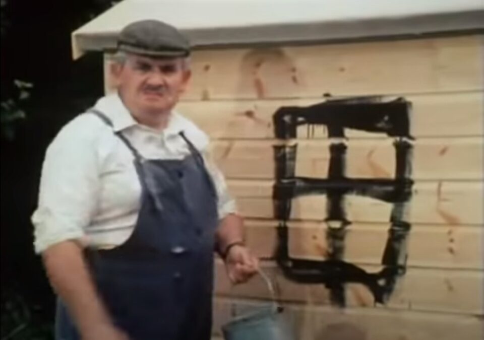 The Two Ronnies - How To Build A Garden Shed -